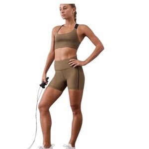 NWT Athleta Interval Stash High Rise Tipped Shorts 5”- Clay/Navy - Size Medium